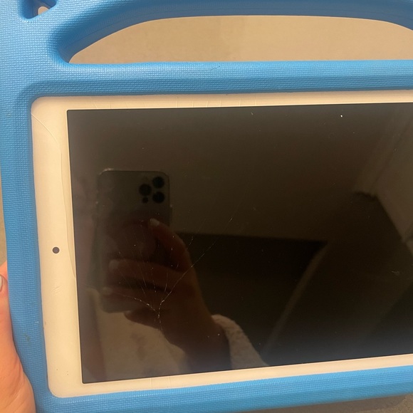 Selling 2 Amazon fire tablets, cracked screens but work fine! - Picture 3 of 5